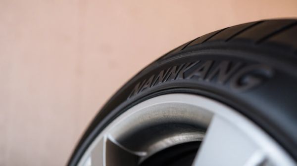 Explora por qué los neumáticos Nankang son económicos y seguros
